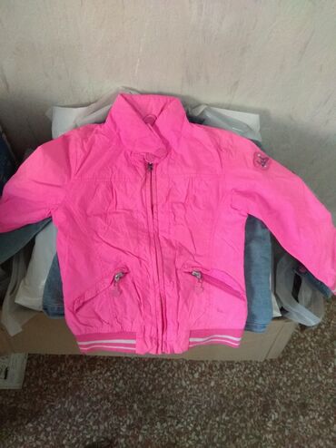 Верхняя одежда: Продаю ветровку для девочки 5 лет,розовая состояние отличное,цена