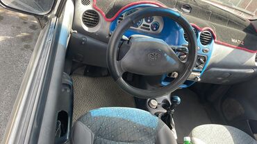 самые дешёвые авто: Хэтчбек Daewoo Matiz в сером цвете с пятидверным кузовом. Автомобиль