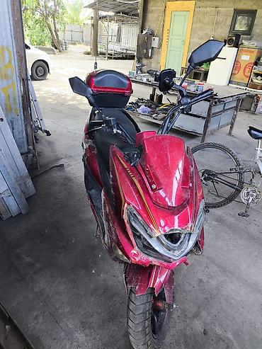 honda git: Скутер GJSYM, красный, оснащён: - 4‑тактным одноцилиндровым двигателем — 1