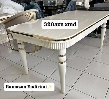 Ağ rəngdə, klassik-modern üslubda yemək masası. - Parlaq üst səth