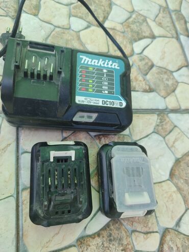 зарядные устройства: Зарядное устройство Makita DC10WD с двумя аккумуляторами. Зарядное