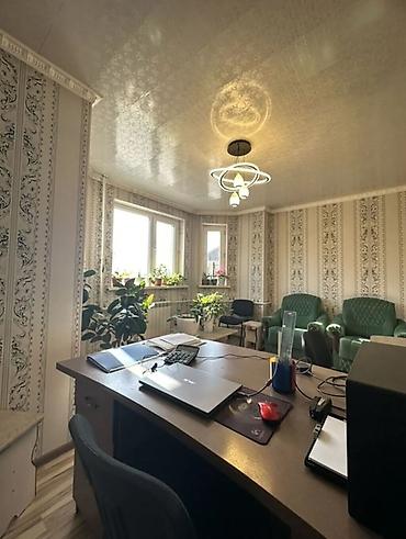 Продажа коттеджей и домов: 📢 **Продаётся дом (2-этажный)** 📍 Бишкек, ул. Молодая Гвардия – — 10