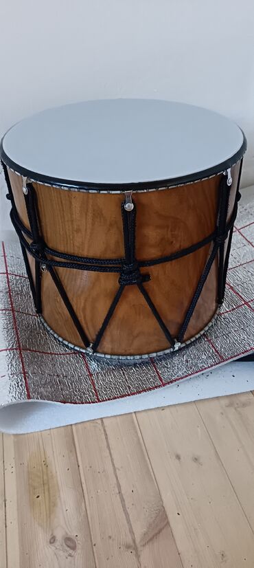 Pianolar: Qoz ağacı oyma nağara - Korpus: cilalanmış təbii ağac, klassik