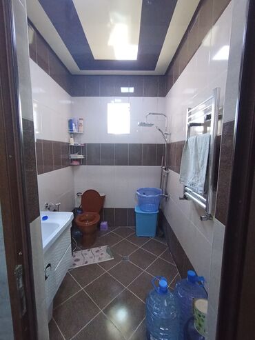 Həyət evləri və villaların satışı: Satılır: həyət evi 3 sotun içində 8 daş kürsülü 3 otaqlı təmirli sənət — 11