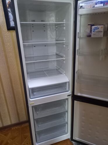soyuducu şkaf: İşlənmiş 2 qapılı Samsung Soyuducu Satılır, rəng - Boz, Dolab içi