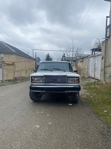ucuz avto: VAZ 2107 sedan – klassik dizaynlı, ağ rəngdə. - Kuzov: 4 qapılı — 4