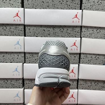 Кроссовки и спортивная обувь: Nike Zoom Vomero 5 Размер 36-46 - Цвет: серый/белый (металлик — 7