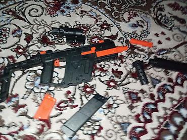 oyuncaqlar: Oyuncaq blaster – qara-narıncı rəng sxemi ilə Xüsusiyyətlər: - — 10