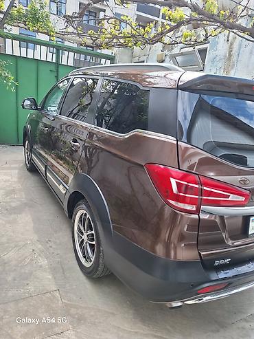 changan uni z təkər: BAIC wevan – qəhvəyi metalik rəng Xüsusiyyətlər: - Kuzov: 5 qapılı — 3