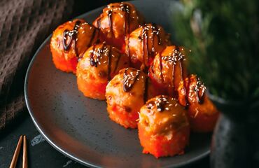 Готовые блюда, кулинария: Сеты роллов и суши - Тёплые роллы в хрустящей панировке: крупные — 16