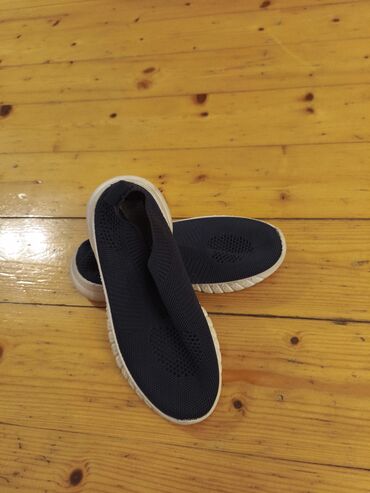 Ayaqqabılar: Qara rəngdə olan dəri kişi ayaqqabıları. Dəbli dizaynı ilə həm rəsmi — 16