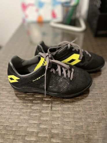 обувь зимние: Фирменная Футбольная детская обувь, состояние идеальное, размер 31