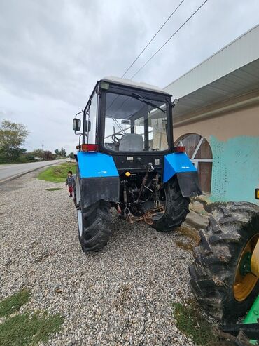Traktorlar: Belarus MTZ traktoru - Güclü ön və arxa təkərli, tam ölçülü kabinəli — 3