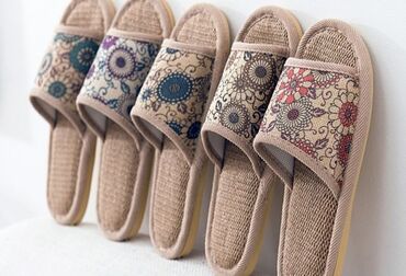 Домашние тапочки: Тапочки унисекс, представленные в различных вариантах: из тисненой — 15