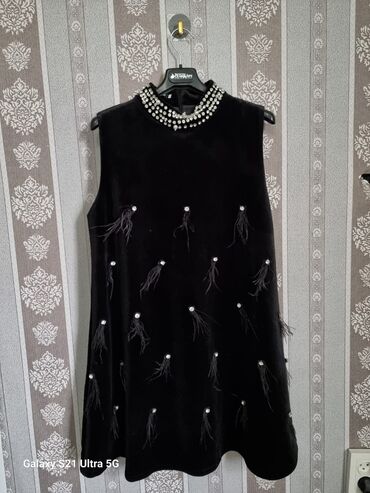 вечернее чёрное платье: Вечернее платье, Классическое, Средняя модель, Бархат, Без рукавов, Перья, XL (EU 42)