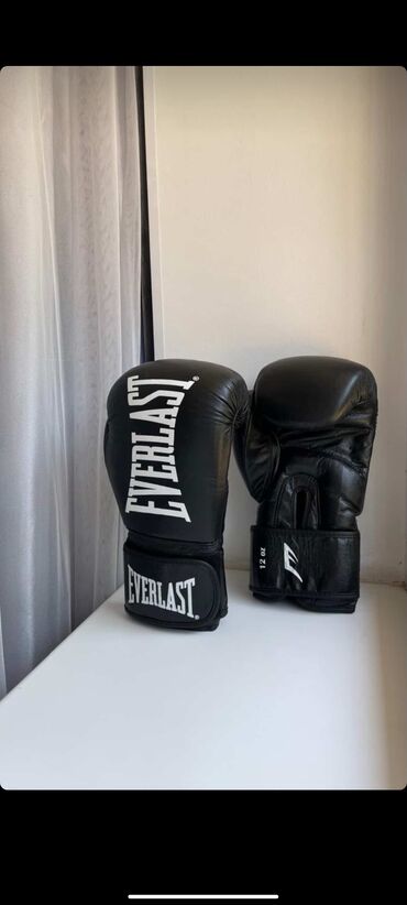 борцовки асикс оригинал: Боксерские перчатки Everlast черного цвета, предназначенные для