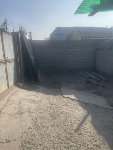 сдам частный дом без посредников рядом просп жибек жолу бишкек: Частный дом с двориком и навесом - Закрытый двор с высокими блочными