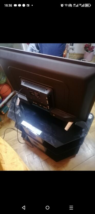 Komode: Sto stakleni za TV kao nov je . 80/40/50

Mirjevo — 6
