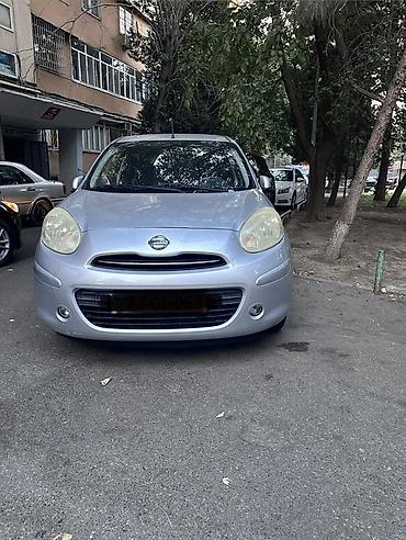 Nissan Micra (gümüşü rəng), 5 qapılı həcmli hetçbek. Xüsusiyyətlər: -