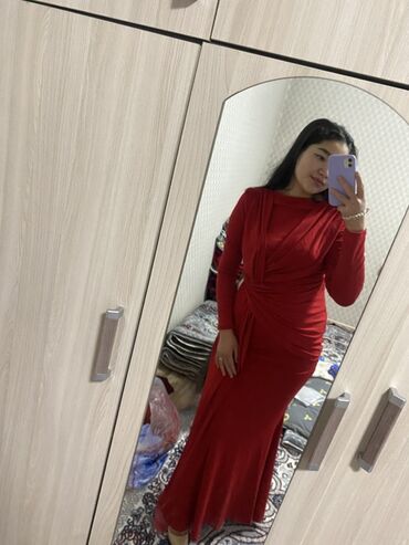 длинное красное платье с разрезом: Элегантное вечернее платье макси в насыщенном красном цвете. - Длина