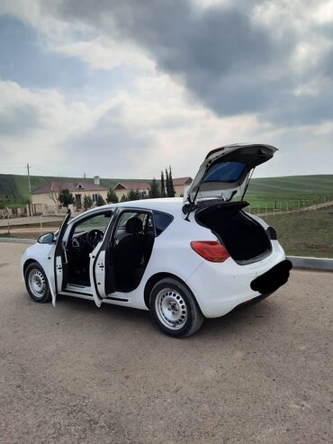 Opel: Opel Astra: 1.4 l | 2010 il 352000 km Sedan — 17