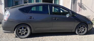 Toyota: Toyota Prius (2-ci nəsil) – hibrid hetçbek Xüsusiyyətlər: - Gümüş-boz — 10