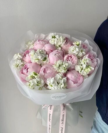 где купить подушку для беременных: Букет из нежно-розовых пионов и белых цветов матиолы, оформленный в