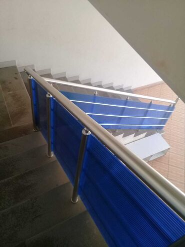 Pilləkən məhəccərləri: Şüşə panellərdən ibarət müasir pilləkən məhəccəri. Məhəccər — 7