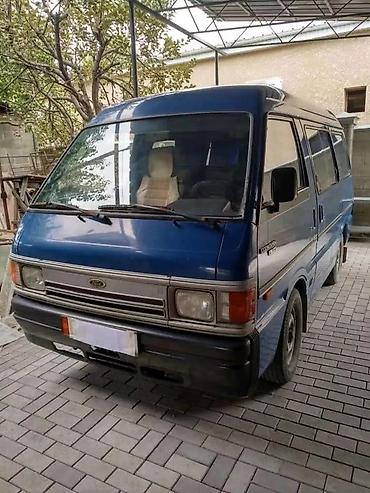 форд эколайн: Синий фургон Ford Econovan, оснащенный четырьмя боковыми окнами и — 3
