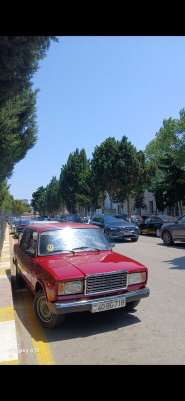 фольксваген поло 1: Bu klassik qırmızı rəngli sedan avtomobil, geniş salonu və etibarlı