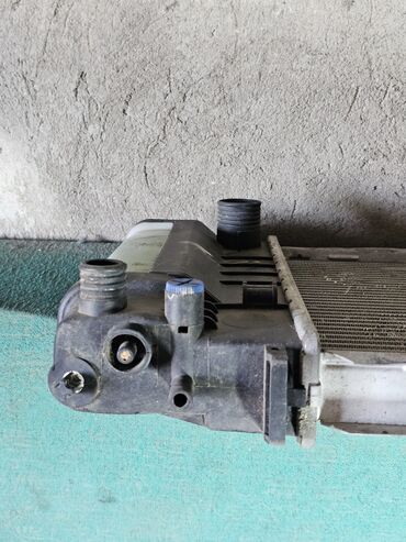 Радиаторы: Радиатор охлаждения двигателя BMW E30, 318i, 1991г.в. Оригинал BEHR — 13