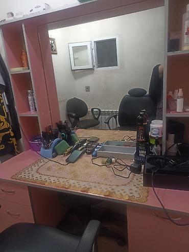 sac kəsimi ucun masa: Bərbər masasının komplekti – güzgülü, rəfli - Geniş iş səthi olan — 4
