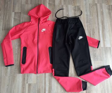 Gornji i donji deo: Nike ženska trenerka

Novo
Pamuk
Veličine xs s m l — 2