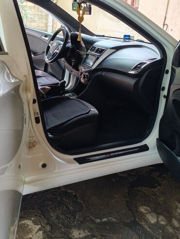 Hyundai: Hyundai Accent: 1.6 l | 2013 il Sedan — 2