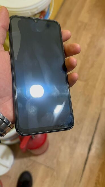 Digər mobil telefonlar: Smartfon – damcı formalı ön kamera çıxıntısı olan böyük ekranlı model — 2