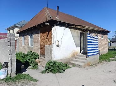 Продажа коттеджей и домов: Дом с участком - Одноэтажный кирпичный дом с двускатной крышей — 1