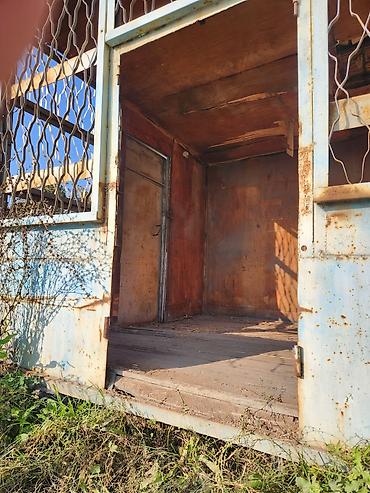 жылга сай арча бешик: Металлический вагончик-бытовка с деревянной обшивкой внутри. - — 1
