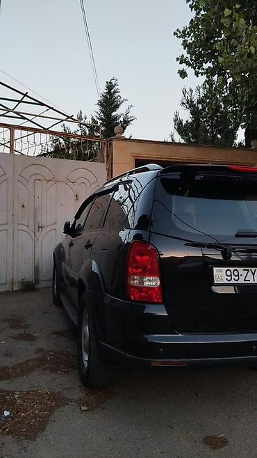 paneler: SsangYong Rexton, qara rəng, 5 qapılı SUV. Texniki və dizayn — 1