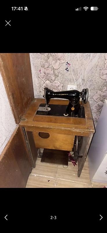 maṣın: Klassik ayaqla idarə olunan tikiş maşını və taxta dolablı masa - — 2