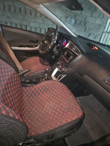 Kia: Kia Ceed: 2015 г., 1.4 л, Механика, Бензин, Универсал — 6