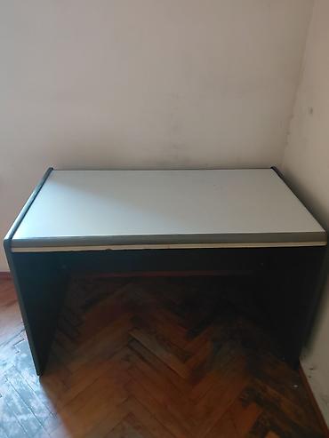 Masa – iş/stolüstü - Dizayn: Minimalist, düzbucaqlı forma, küncləri