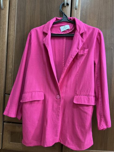 розовый пиджак: Продаю классные вещи! 1) розовый пиджак цена -400с 2)небесно голубой