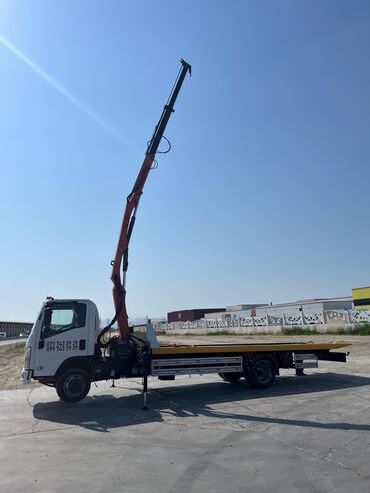 Manipulyatorlar: Yük maşını platforması və hidravlik kranı olan Isuzu modeli. Bu maşın — 7