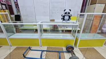 Витрины: Несколько торговых витрин жёлтого цвета с прозрачными стеклянными — 4