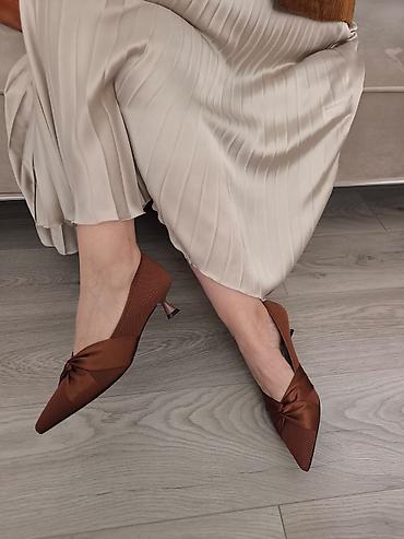 lakovane gleznjace: Elegantne ženske cipele na malu štiklu (kitten heel), u toploj — 4