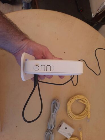 Modemi, ruteri i mrežni uređaji: Samo Huawei ruter-modem.
Nepoznato stanje.
Bez lan kablova — 5