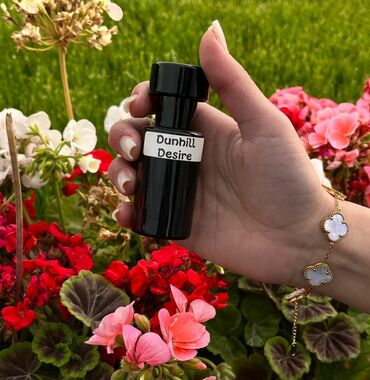 Qazanlar: Dunhill Desire ətir butulkası tünd rəngdədir və üzərində ağ etiket