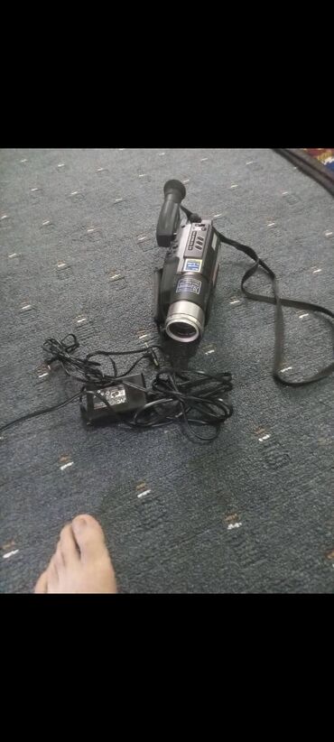 Видеокамеры: Видеокамера Sony Handycam с ручкой для удобной съемки. Оснащена