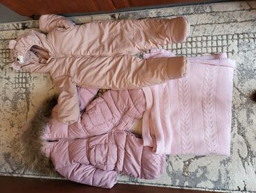 Другие детские вещи: Продаю очень много детских вещей на девочку с рождения до годика есть