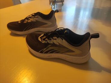 спортивные штаны с манжетами мужские: Пара беговых кроссовок 👟👟с черным верхом, светло-серыми и зелеными